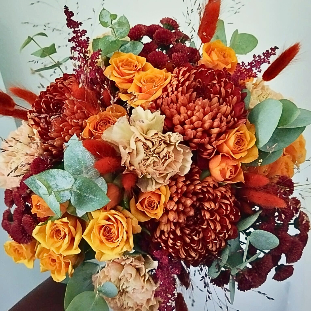 Bouquet de fleurs fraiches couleurs automne orange rouge