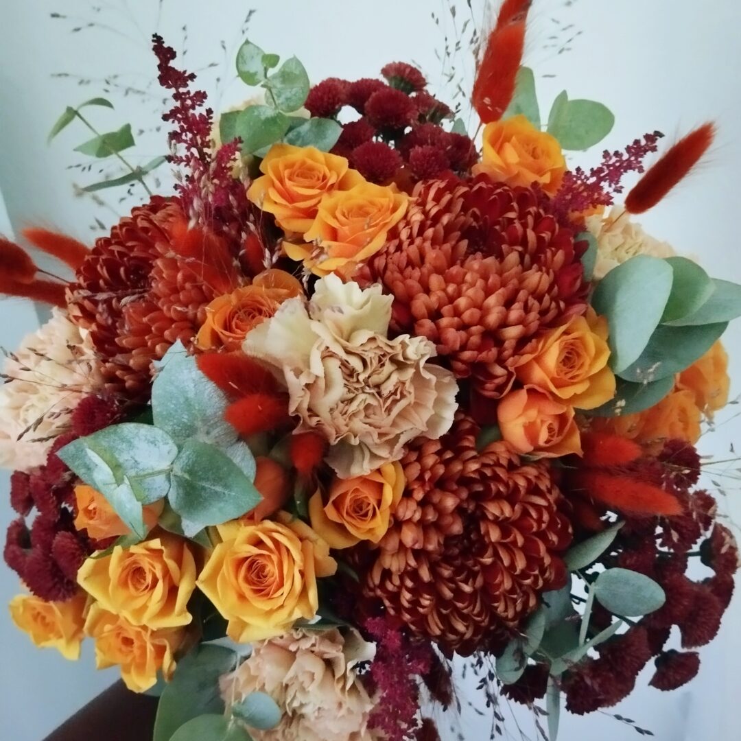 Bouquet de fleurs fraiches couleurs automne orange rouge